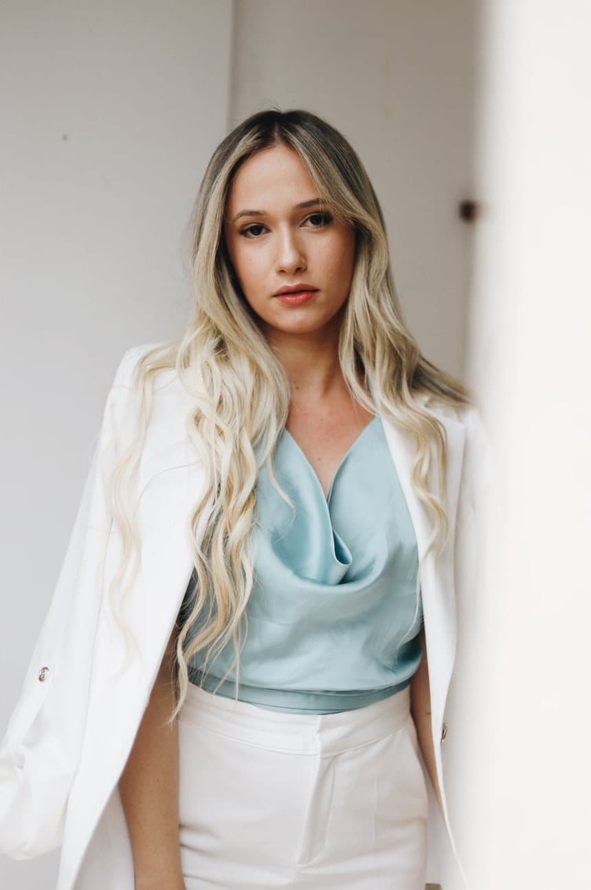 Dara Santos, CEO da Dhallia, de blazer branco.